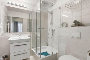 Douche, sèche-cheveux, serviettes fournies