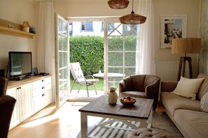 TV, DVD player, ping pong, stereo