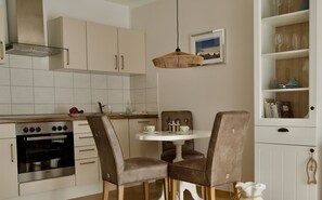 Fridge, oven, stovetop, dishwasher - Villa Carpe Diem - Apartment 2 - Beautiful beachfront apartment! (Zingst)