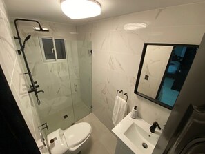 Dusche, Handtücher, Seife, Toilettenpapier