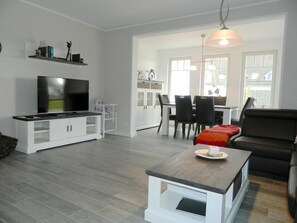 Unclassified image, 3 of 19, button - Haus Frieda - Spaciously furnished semi-detached house over 3 floors in a quiet location. (Zingst)