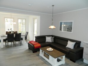 Unclassified image, 4 of 19, button - Haus Frieda - Spaciously furnished semi-detached house over 3 floors in a quiet location. (Zingst)