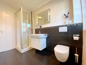 Shower, hair dryer, towels - Rämel 38 - Apartment 17 - Bright vacation apartment close to the fine-grained sandy beach! (Zingst)