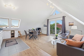 Un loft moderno con comedor, cocina y sala de estar.