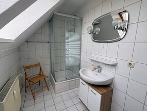 Dusche, Haartrockner, Handtücher
