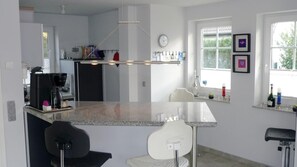 Køleskab, mikrobølgeovn, ovn, kogeplade