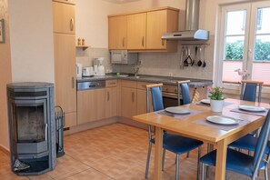 冷蔵庫、電子レンジ、オーブン、コンロ