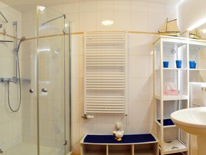 Shower, towels - Freesenkietz 23 - Ground floor apartment for 2 persons in a quiet area close to the beach (Zingst)