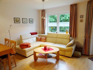 Televisie, een dvd-speler en een stereo