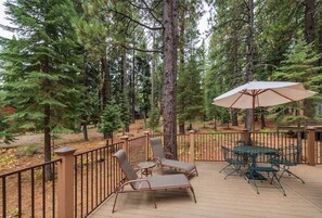 Outdoor dining - Dog-Friendly Northstar Ski House 4Bed/3Bath (Truckee)