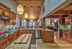 Fridge, microwave, oven, stovetop - Dog-Friendly Northstar Ski House 4Bed/3Bath (Truckee)