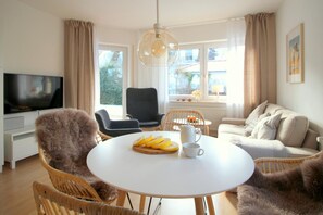 Fernseher, DVD-Player, Stereoanlage