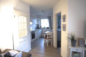 Een koelkast, een microgolfoven, een oven, een kookplaat