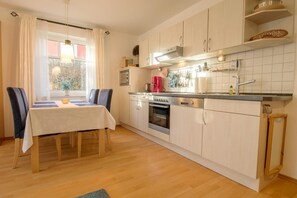 Fridge, microwave, oven, stovetop - Comfortable vacation apartment with terrace and garden in a central location in Zingst - (Zingst)