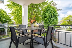 Outdoor dining - Comfortable vacation apartment with balcony, centrally located in Zingst and close to the beach - (Zingst)