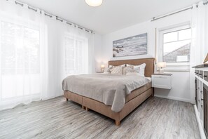 2 chambres, coffres-forts dans les chambres, fer et planche à repasser