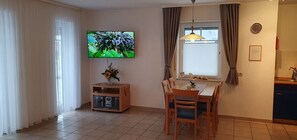 Dining - Comfortable vacation apartment Parkresidenz am Hafen HF 32 with terrace in Zingst - (Zingst)