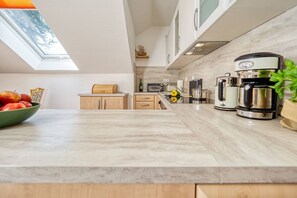 Réfrigérateur, micro-ondes, four, plaque de cuisson