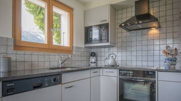 Micro-ondes, four, lave-vaisselle, grille-pain