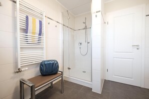 Shower, towels - Comfortable vacation apartment Kranichblick with balcony and parking space in Zingst - (Zingst)