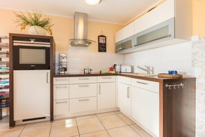 Frigorifero, microonde, forno, piano cottura