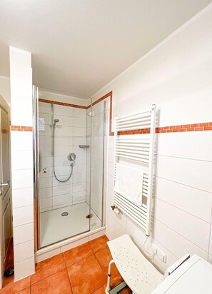 Shower, hair dryer, towels - Comfortable vacation apartment with balcony in a central location in Zingst - close to the beach - (Zingst)