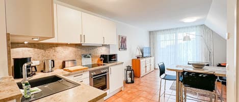 Køleskab, mikrobølgeovn, ovn, kogeplade