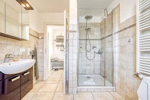 Dusche, Haartrockner, Handtücher