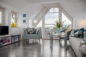 Fernseher, Kamin, Stereoanlage