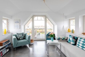 TV, fireplace, stereo - High-quality and comfortably furnished vacation apartment in a quiet location! - (Zingst)