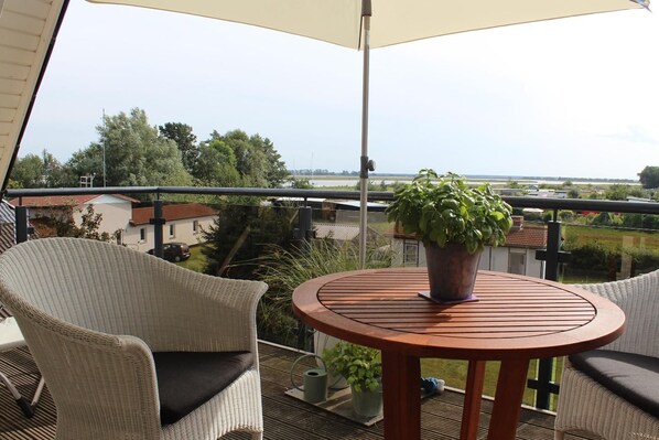 Outdoor dining - High-quality and comfortably furnished vacation apartment in a quiet location! - (Zingst)