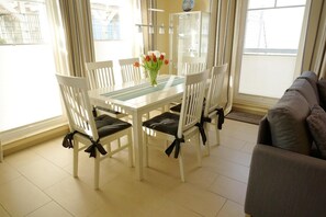 Dining - Comfortable vacation home with terrace, wood-burning stove and modern furnishings - (Prerow)