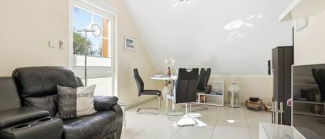 TV, fireplace, stereo