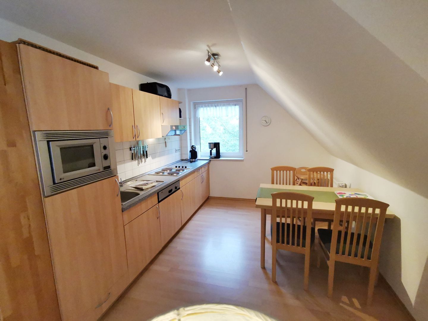 Réfrigérateur, micro-ondes, plaque de cuisson, lave-vaisselle