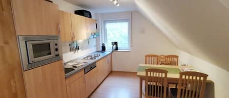 Réfrigérateur, micro-ondes, plaque de cuisson, lave-vaisselle