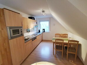 Réfrigérateur, micro-ondes, plaque de cuisson, lave-vaisselle