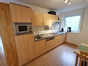 Réfrigérateur, micro-ondes, plaque de cuisson, lave-vaisselle