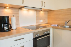 Een koelkast, een microgolfoven, een oven, een kookplaat