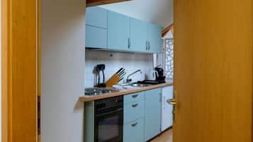 Fridge, cookware/dishes/utensils