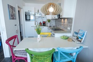 Unclassified image, 4 of 16, button