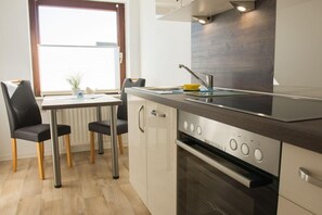 Fridge, oven, stovetop, dishwasher