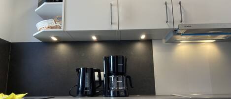 Fridge, oven, stovetop, coffee/tea maker