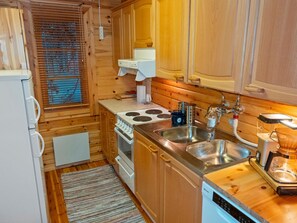 Een koelkast, een microgolfoven, een vaatwasser