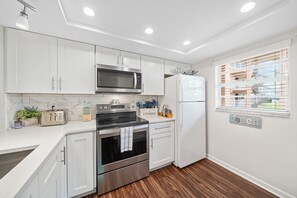 Een koelkast, een magnetron, een oven, een kookplaat