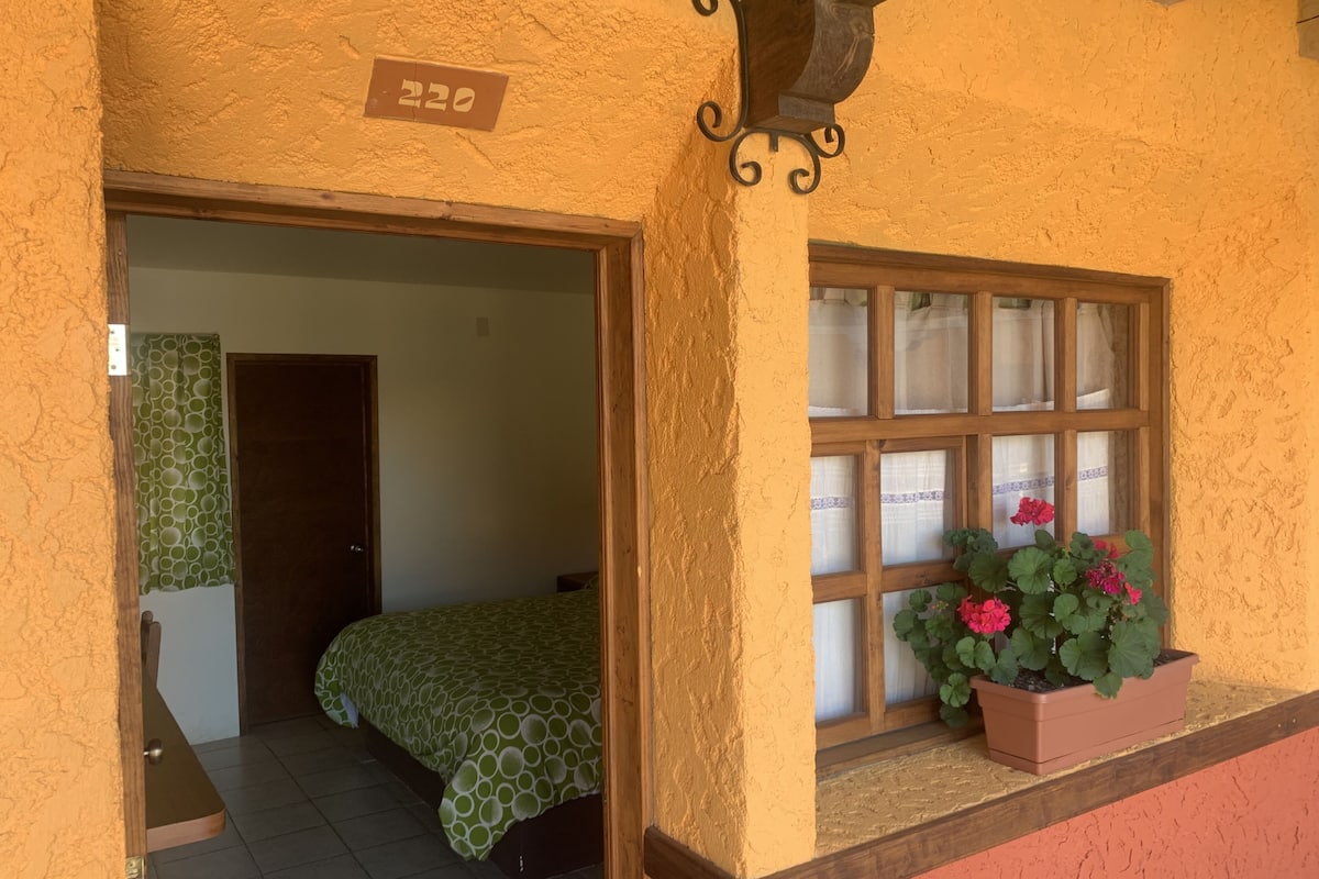 1 bedroom, down duvets, pillow-top beds, desk