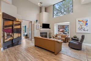 Smart TV, chimenea, mesa de ping pong, oficina
