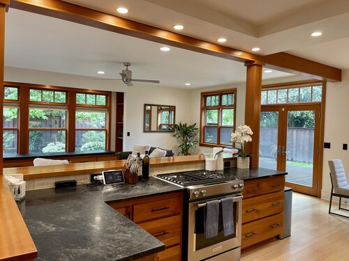 Gorgeous Craftsmen home blocks from University of Oregon Campus