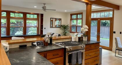 Gorgeous Craftsmen home blocks from University of Oregon Campus