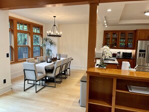 Microwave, oven, stovetop, dishwasher - Gorgeous Craftsmen home blocks from University of Oregon Campus (Eugene)