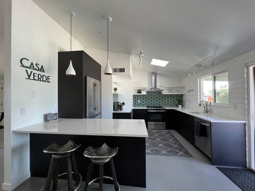  A Sonoran desert getaway! Outdoor oasis! Dog friendly! Fully fenced backyard.